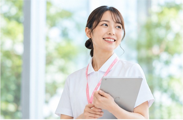 タブレットを持つ女性の支援専門職