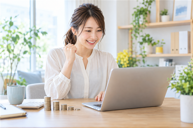 オンラインサービスの料金見直しを確認する女性
